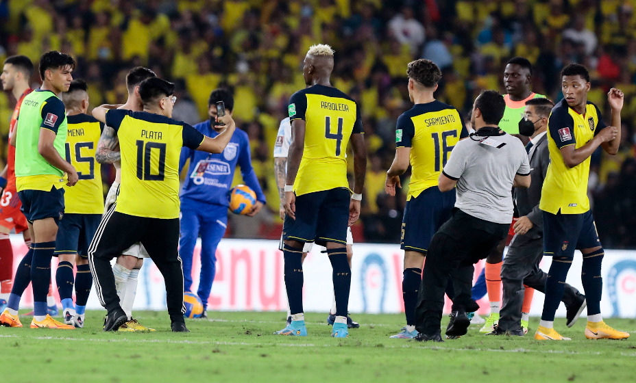 Фанат Эквадора выбежал на поле ради фото с Лионелем Месси. Фото: Reuters