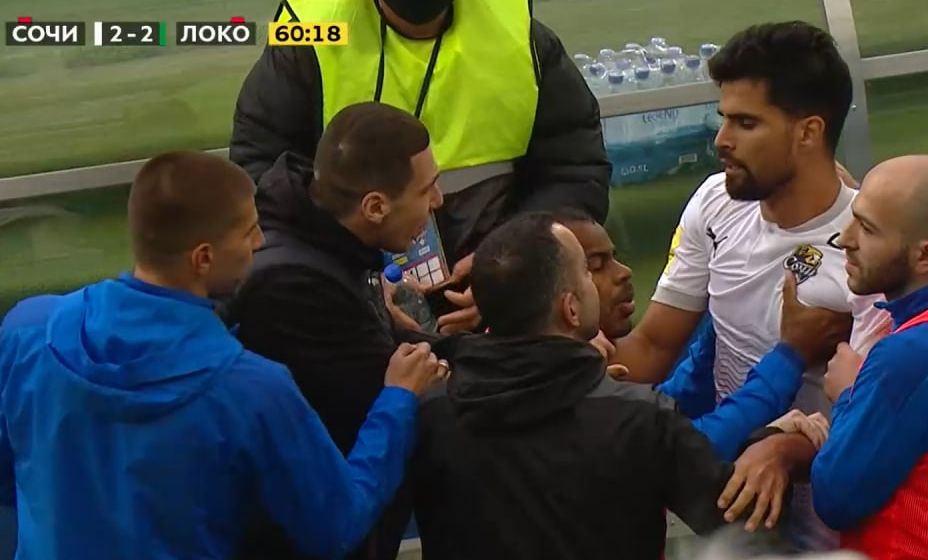 Футболисты «Сочи» сдерживают разъяренного Родриго от неминуемой драки. Фото: Скриншот трансляции «Матч ТВ»