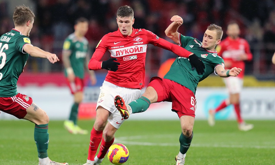 «Локомотив» и «Спартак» упорно бьются на поле, но в последнее время побеждают красно-белые. Фото: РПЛ