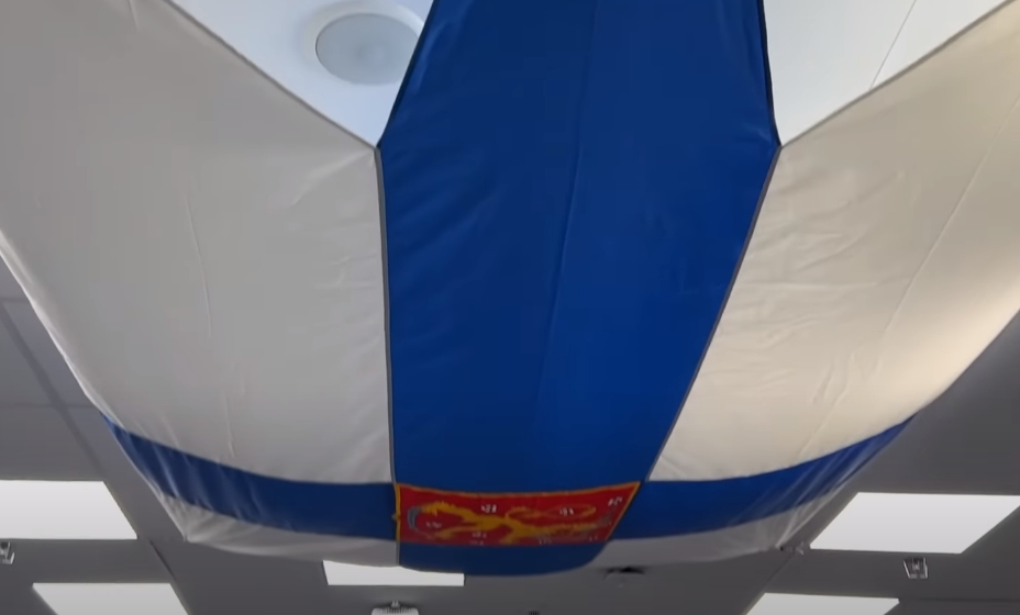 Финские хоккеисты повесили военный атрибут в своей раздевалке. 
Фото: Скриншот видео Leijonat Official на YouTube