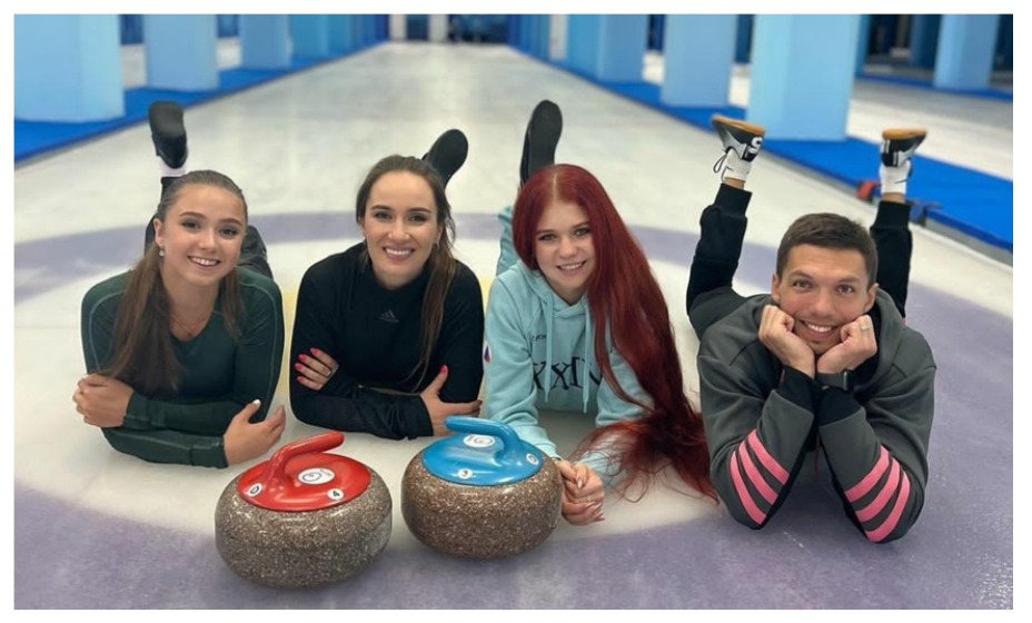 Российские фигуристы сыграли в керлинг. Фото: соцсети Александры Трусовой