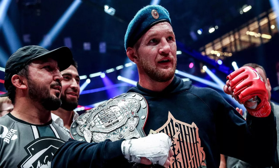 Владимир Минеев победил Магомеда Исмаилова по правилам бокса. Фото: AMC FIGHT NIGHTS 