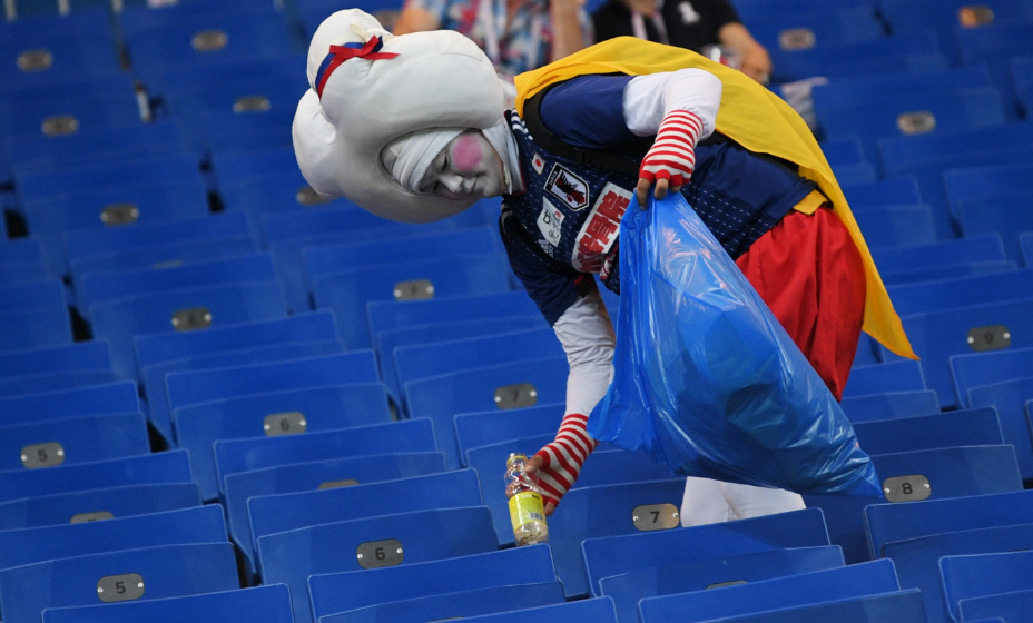 У правильного японского фаната всегда есть мешок для мусора. Фото: Алексей Филиппов, РИА Новости