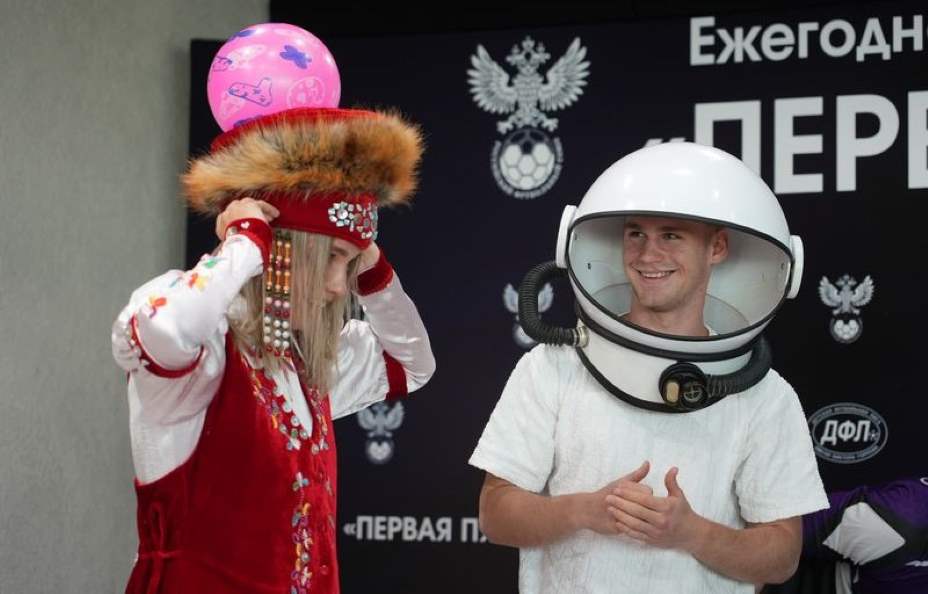 Нападающий «Крыльев Советов» Сергей Пиняев и полузащитника ЦСКА Татьяна Петрова примерили на себя образ космонавта и хакасской красавицы. Фото: РФС