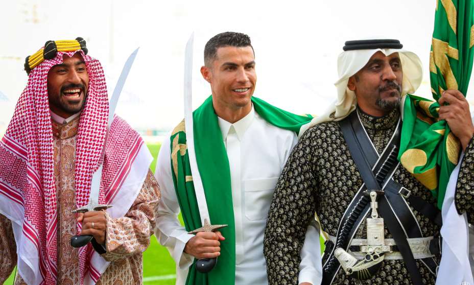 Криштиану Роналду в Саудовской Аравии теперь ходит с саблей. Фото: Соцсети Криштиану Роналду