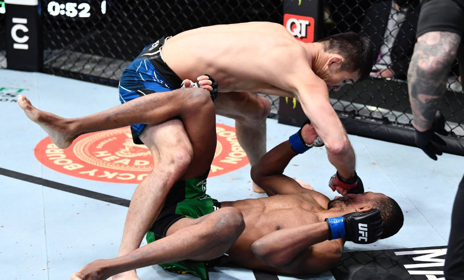 Шавкат Рахмонов победил Джеффа Нила на UFC 285. Фото: UFC Russia