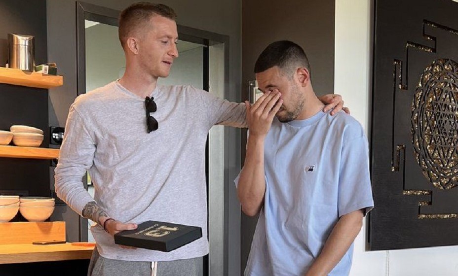 Ройс подарил уже бывшим одноклубникам подарки. Фото: ФК «Боруссия» Д