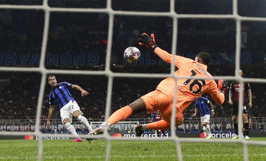 Генрих Мхитарян поражает ворота «Милана». Фото: Reuters