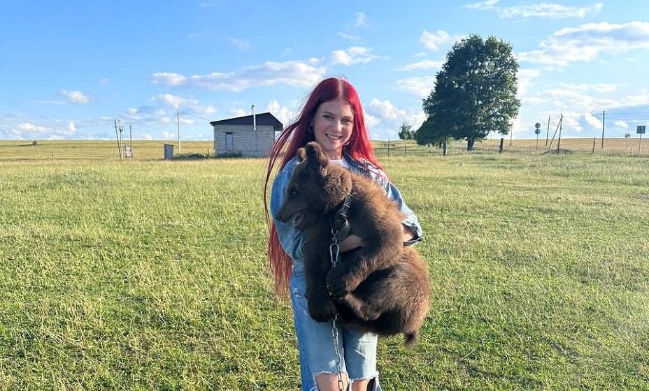 Трусова не смогла пройти мимо медведя. Фото: Социальные сети Александры Трусовой