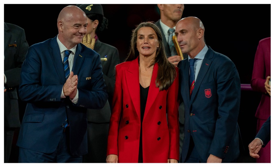 Глава RFEF Рубиалес повторил неприличный жест вратаря сборной Аргентины Эмилиано Мартинеса. Фото: Global Look Press