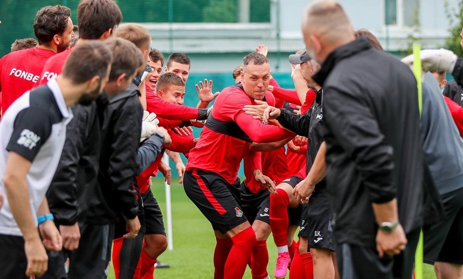 Артем Дзюба прошел через праздничный коридор. Фото: ФК «Локомотив»