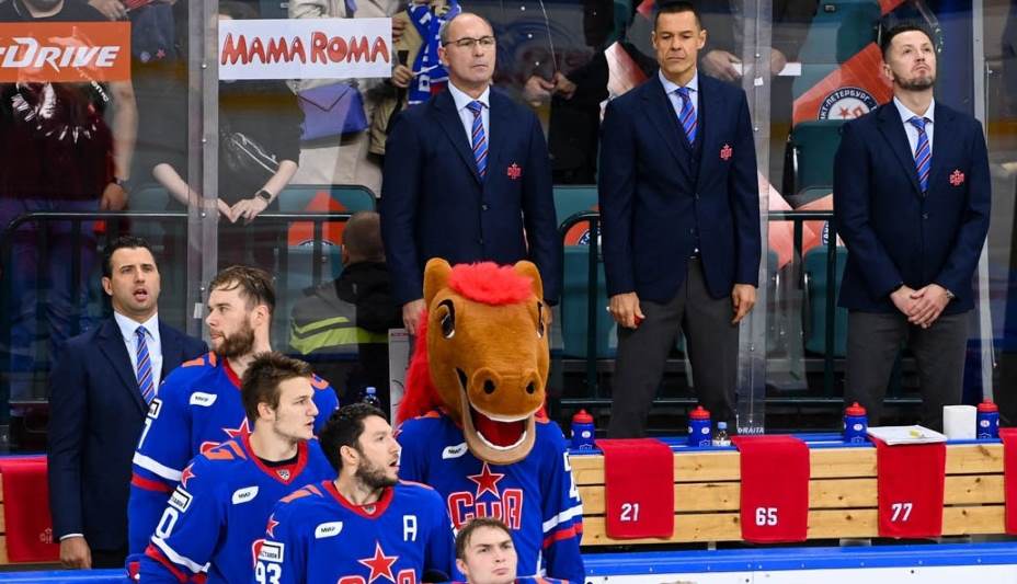 Роман Ротенберг (крайний слева) даже после пяти поражений уверенно чувствует себя в качестве главного тренера СКА, Фото: Соцсести ХК СКА