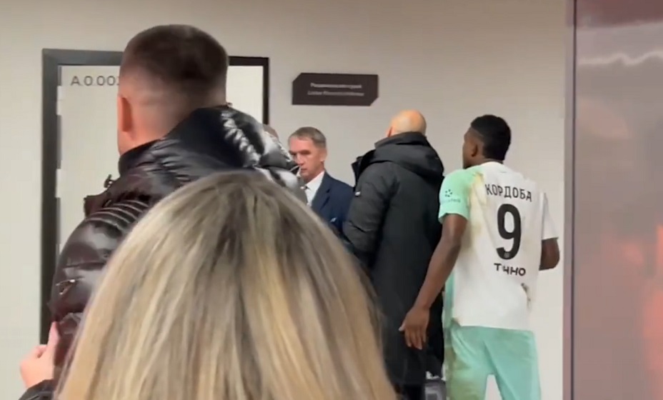 Кордоба пытался прорваться в судейскую после поражения от «Урала». Фото: «Матч ТВ»