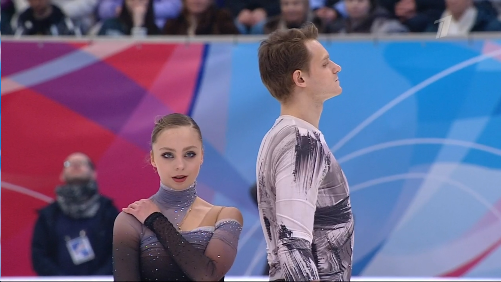 Александра Бойкова и Дмитрий Козловский на старте короткой программы на Гран-При в Москве. Фото: стоп-кадр прямого эфира 