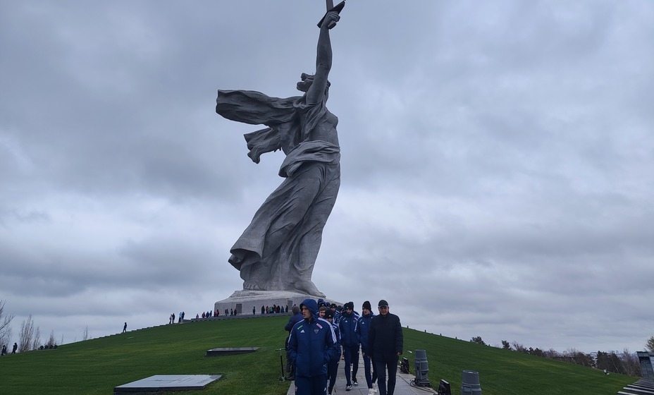 Сборная России в прошлом году посетила Мамаев курган в Волгограде, почтив память героев ВОВ. Фото: РФС