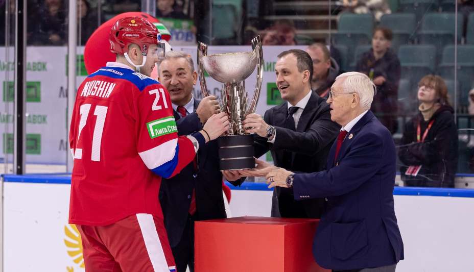 Капитан сборной России Александр Никишин получает Кубок Первого канала. Фото: ВК ФХР