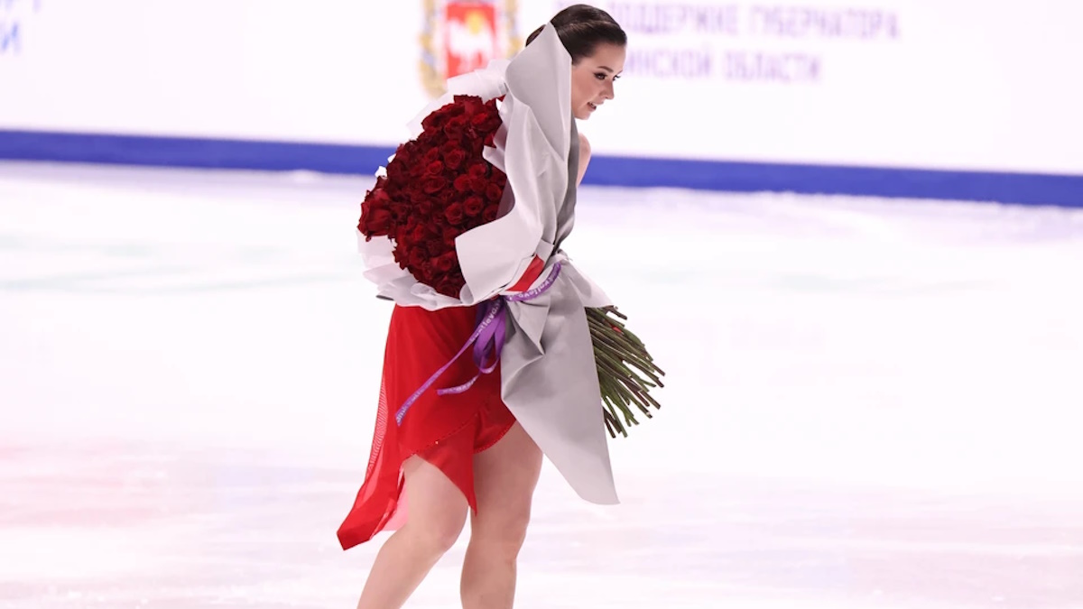 Камила Валиева с огромным букетом после проката. Фото: Дарья ЧУВАТКИНА, КП-Челябинск