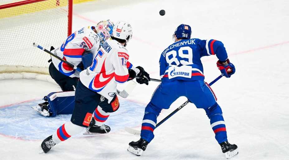 Алекс Гальченюк теперь будет забивать за «Амур». Фото: ВК ХК СКА