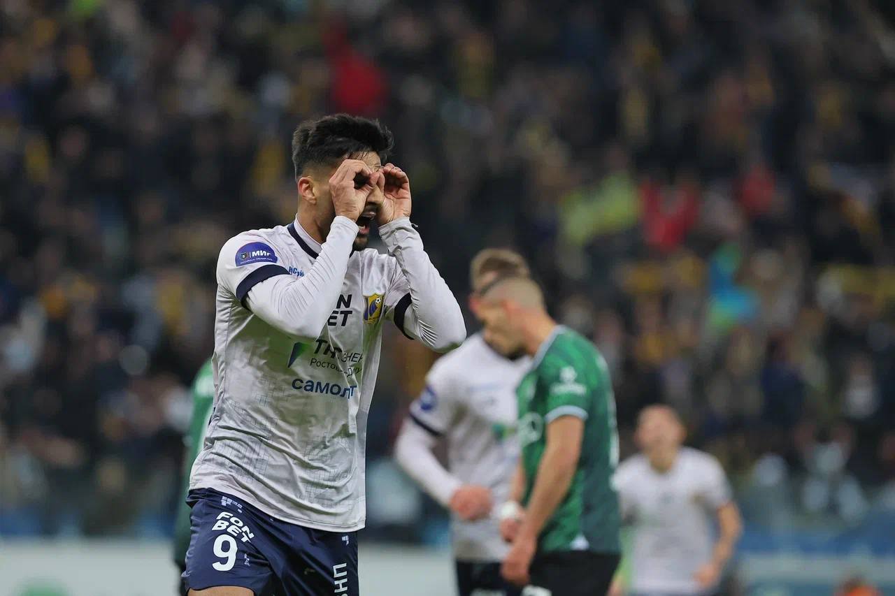 Мохеби празднует гол в матче 