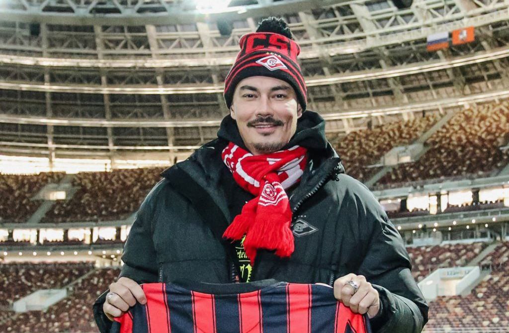 Режиссер сериала «Слово пацана» Жора Крыжовников поддержал «Спартак» в «Лужниках». Фото: ФК «Спартак» 