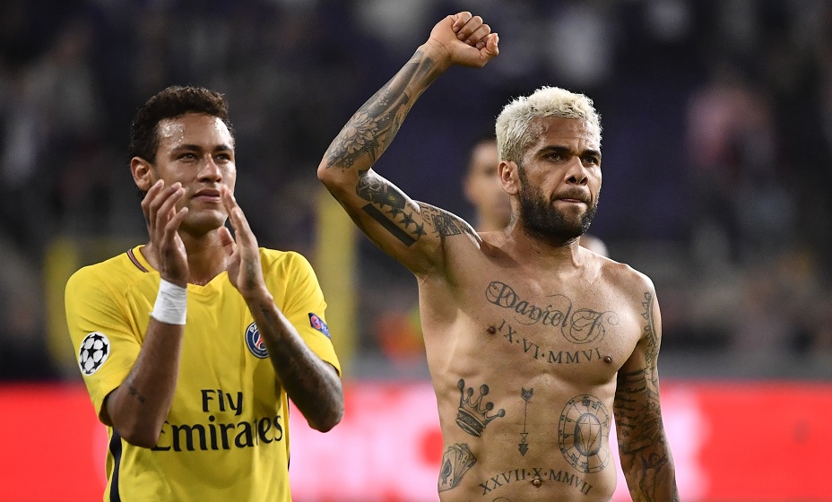 Дани Алвес вернул долг отцу Неймара. Фото: Global Look Press