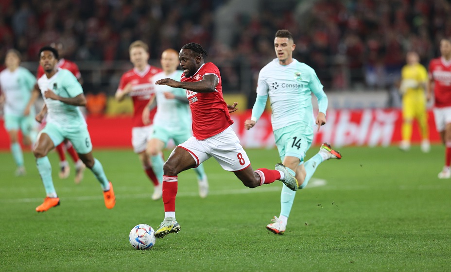 Виктор Мозес и Михайло Баньяц (14).
Фото Александра Ступникова/ФК