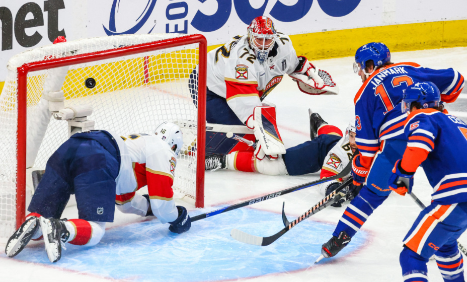 Шайбы летели в ворота 