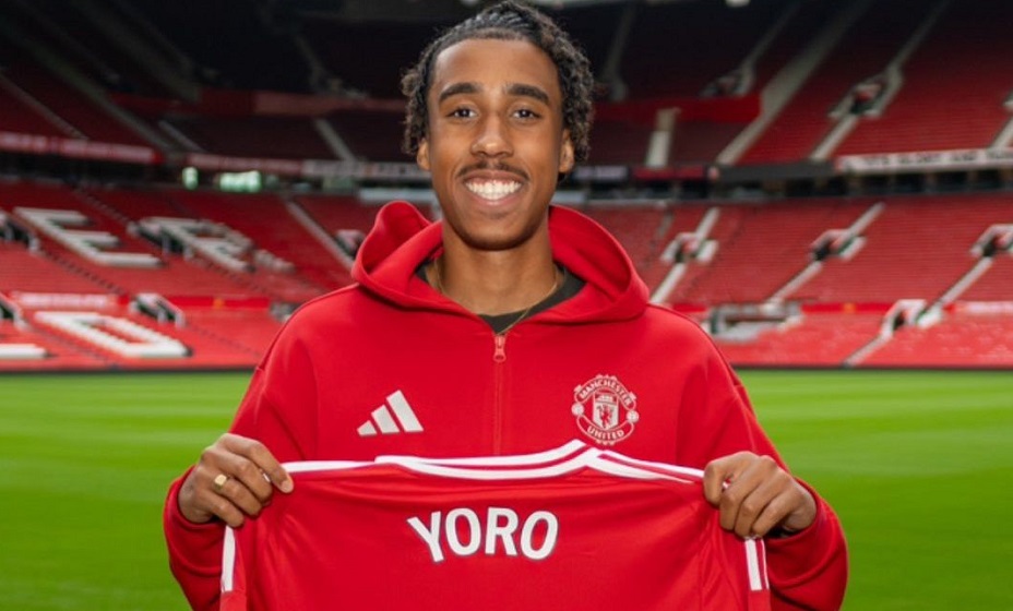 «МЮ» подписал 18-летнего защитника Йоро. Фото: ФК «Манчестер Юнайтед»