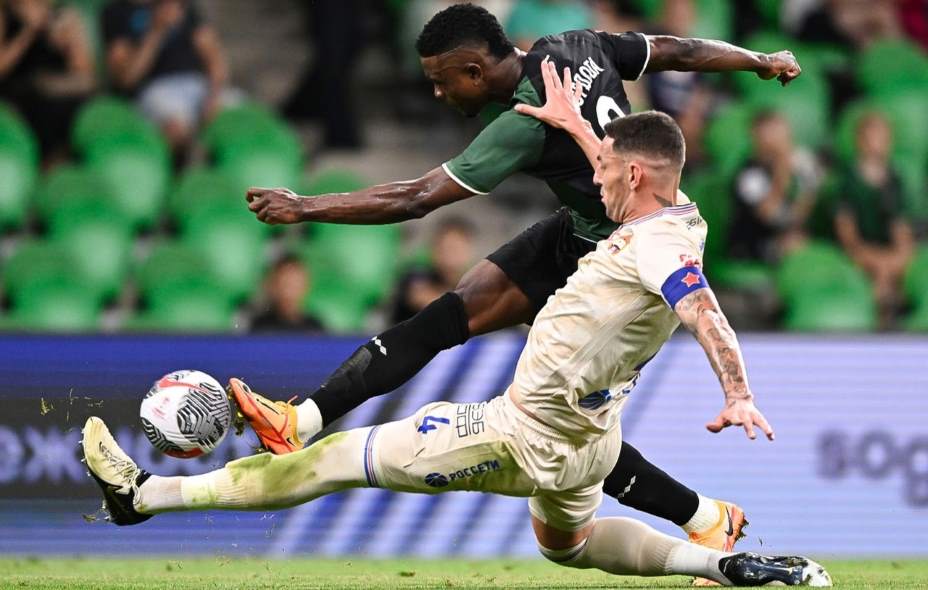 «Бык» Джон Кордоба борется за мяч с армейцем Рошей. Фото: Соцсети ФК «Краснодар»