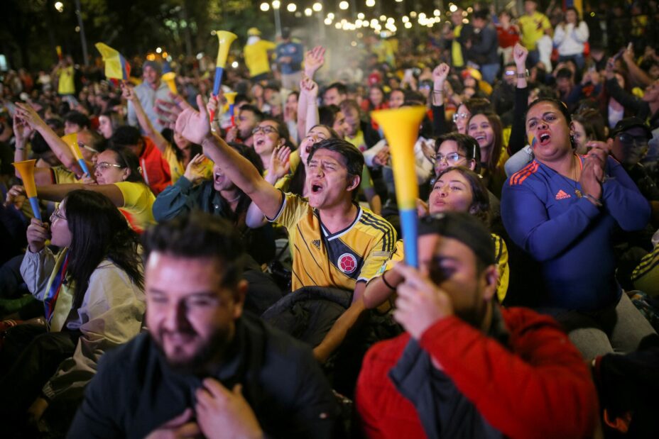 Игроки сборной Уругвая подрались с колумбийскими фанатами. Фото: REUTERS