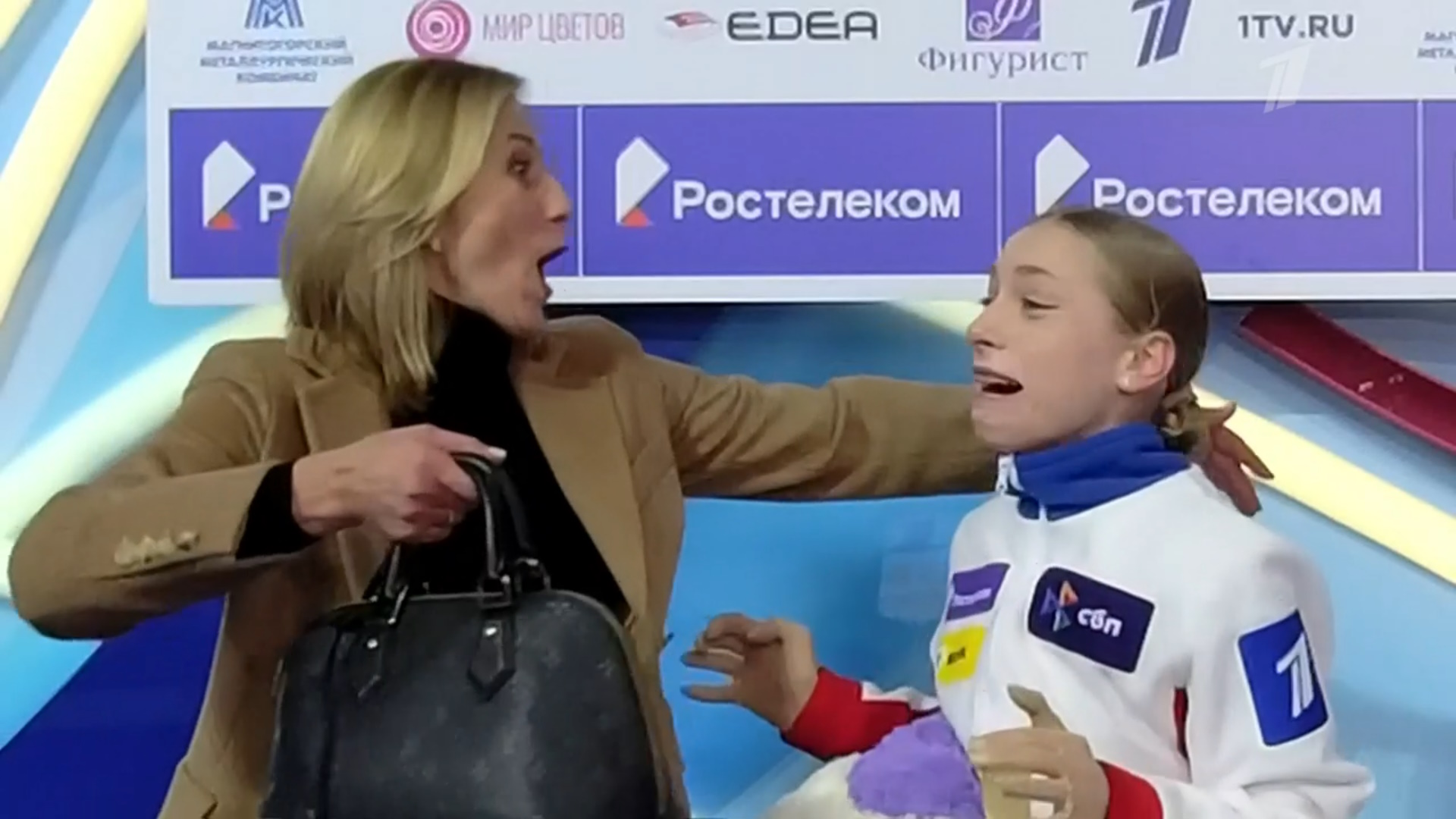 Лидия Плескачева обнимается со своим тренером, узнав о победе. Фото: стоп-кадр прямого эфира
