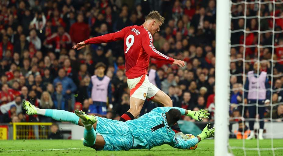 За этот фол Роберта Санчеса на Расмусе Хойлунде «Манчестер Юнайтед» получил право на пенальти. Фото: Reuters