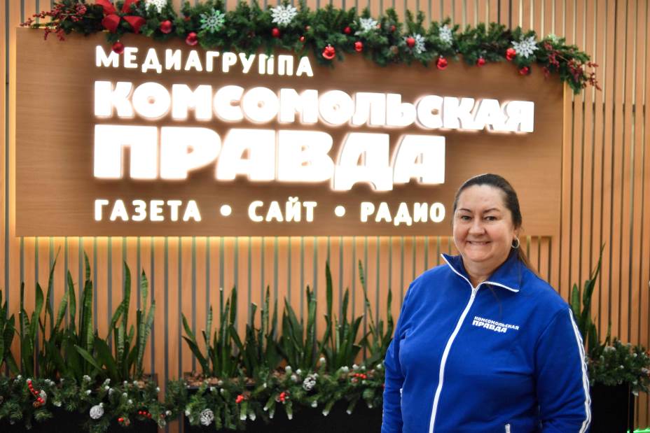 Елена Вяльбе в редакции «Комсомольской правды» позирует в новой олимпийке. Фото: Иван Макеев
