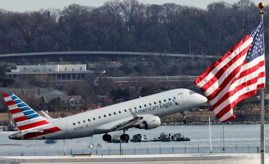 Самолет авиакомпании American Eagle врезался в вертолет и разбился. Фото: Reuters