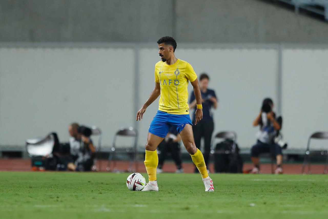 Игрок «Аль-Насра» Али Ладжами приехал на матч в кофте московского «Динамо». Фото: GLOBAL LOOK PRESS