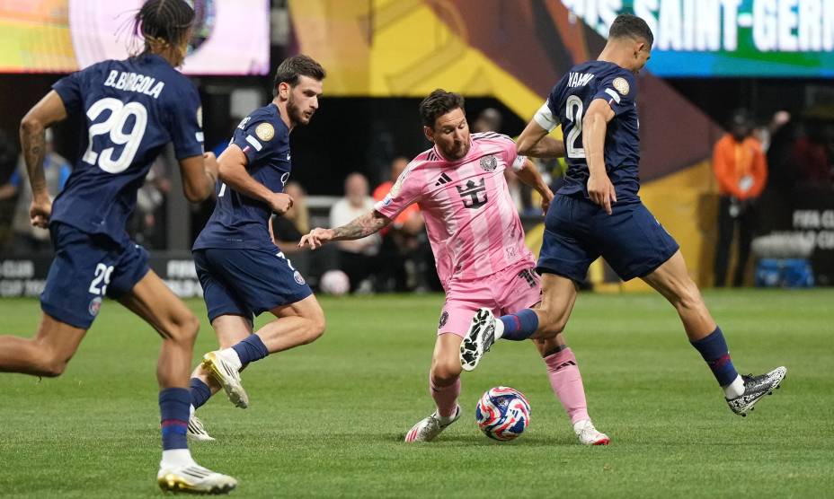 Футбол остается самым популярным видом спорта, а Месси - суперзвездой. Фото: Reuters