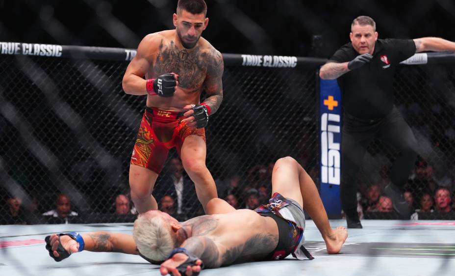 Илия Топурия отправил в глухой нокаут Чарльза Оливейру. Фото: Соцсети UFC