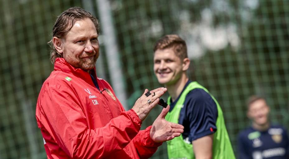 Валерий Карпин умеет переключаться с работы в клубе на деятельность в сборной России. Фото: РФС