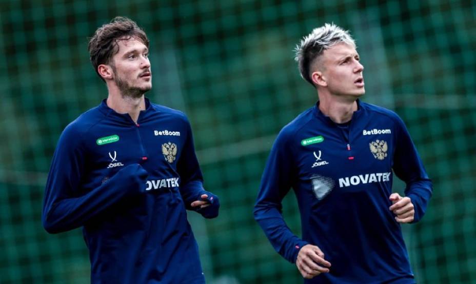 Полузащитник «Монако» Александр Головина (справа) готовится в составе сборной России к матчу с Катаром. Фото: Соцсети РФС