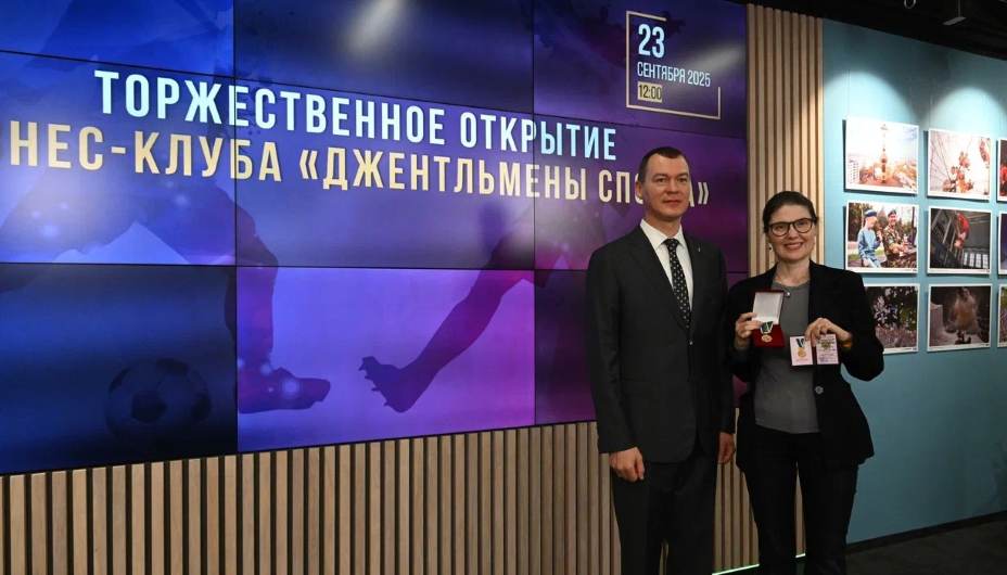 Министр спорта Михаил Дегтярев вручил главному редактору «КП» Олесе Носовой медаль «Николая Озерова». Фото: Михаил Фролов, КП