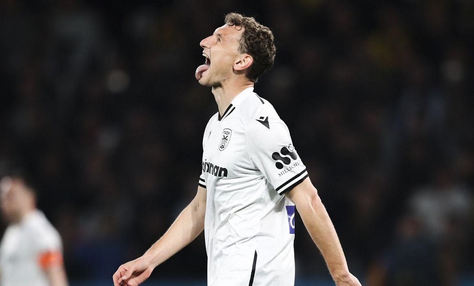 Чалов сделал эффектный пас, отдав пяткой в матче Лиги Европы. Фото: ФК ПАОК