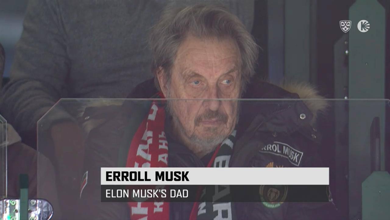 Отец Илона Маска пришел на матч КХЛ в Казани. Фото: стоп-кадр прямого эфира