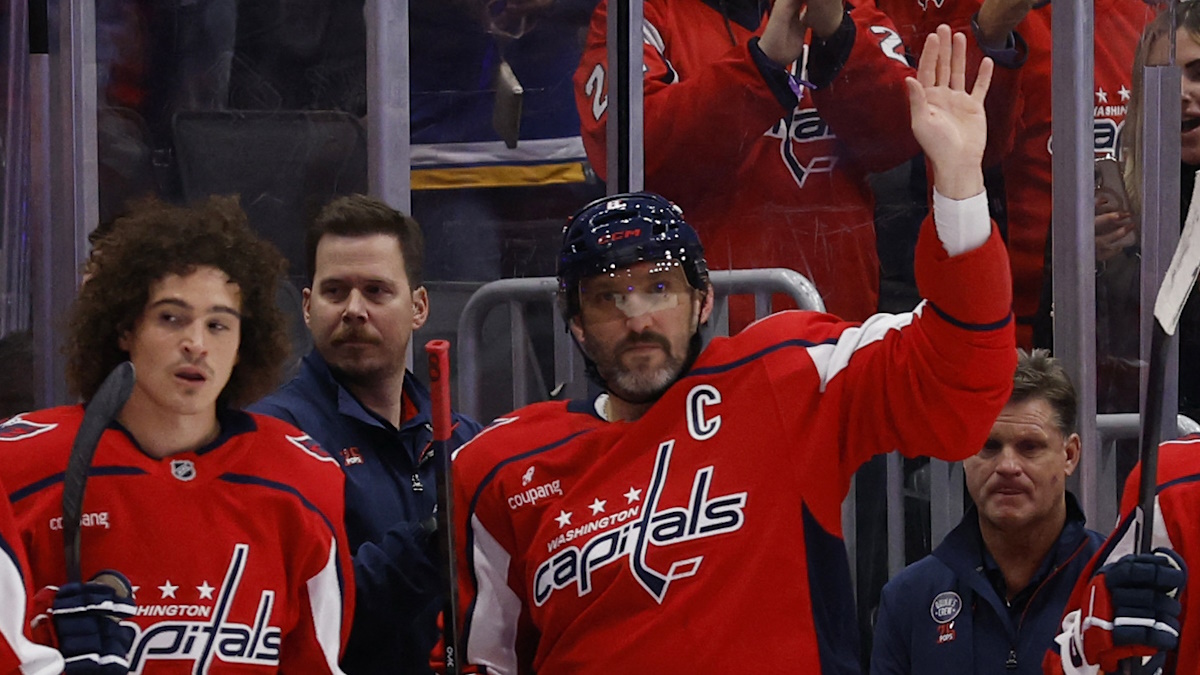 Вратарь Биннингтон хотел спрятать юбилейную шайбу Овечкина. Фото: REUTERS