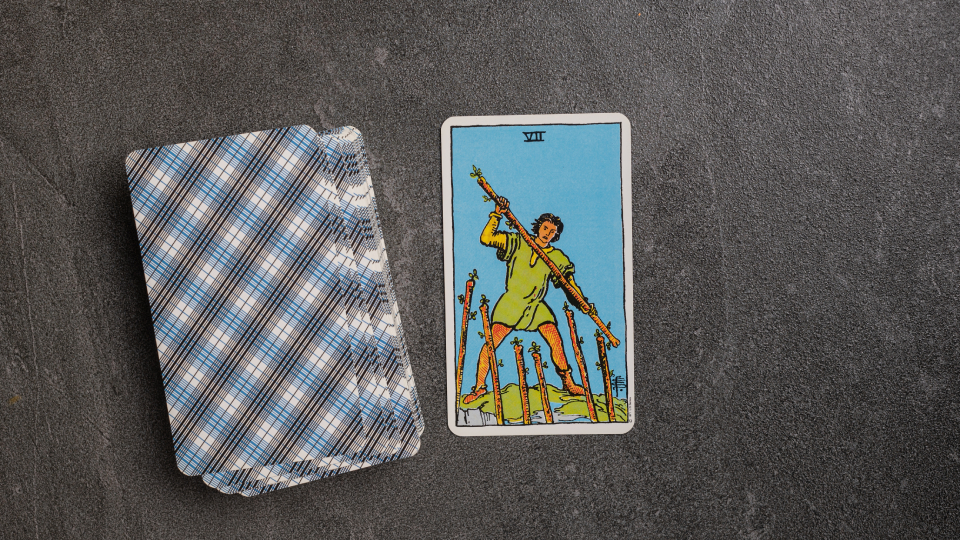 7 Жезлов Таро: значение и толкование карты
