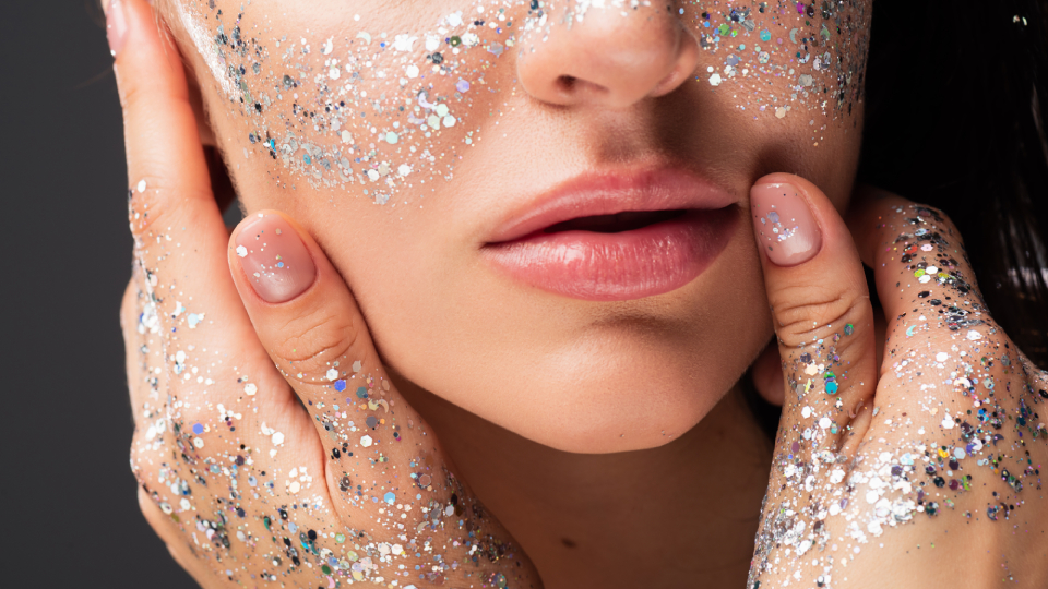 10 лучших блесток (глиттеров) для лица и тела в 2025 году