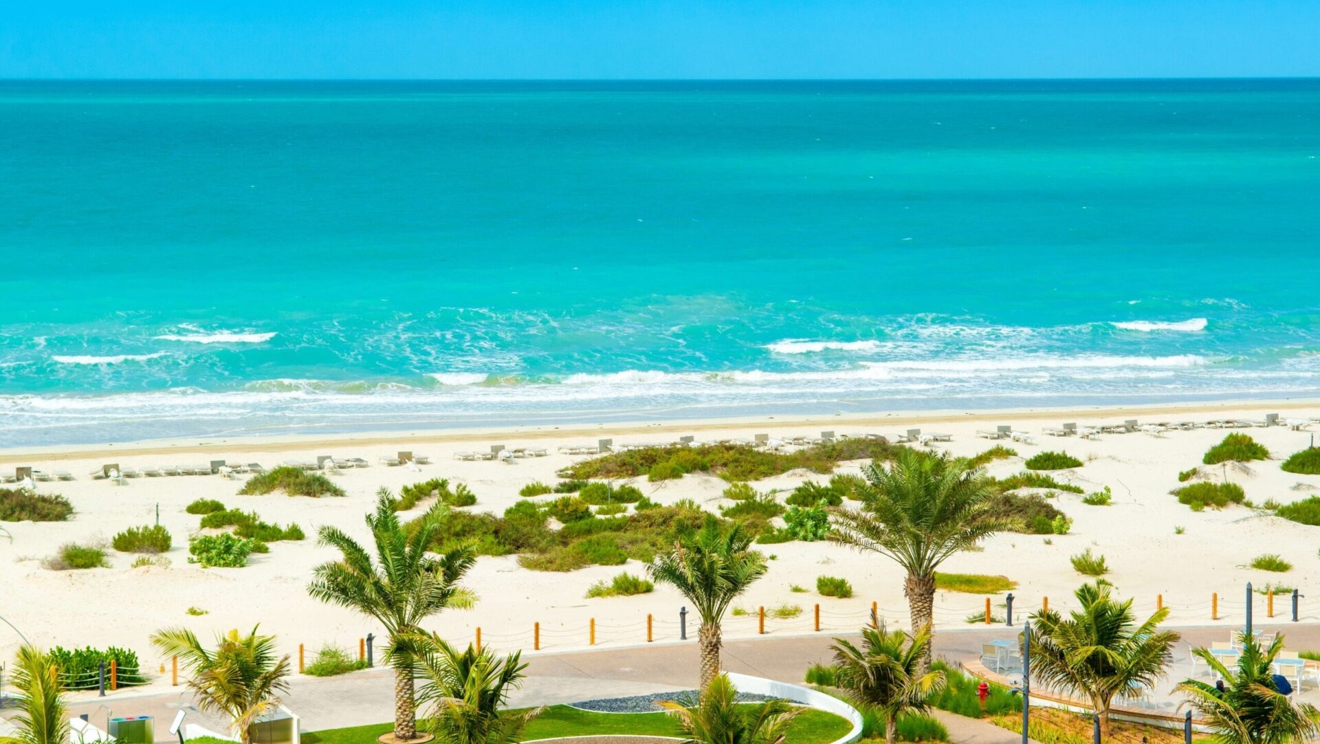 Прекрасный пейзаж чистого бирюзового океана и песчаного пляжа на острове Саадият