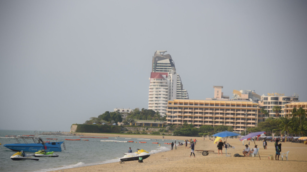 Люди отдыхают на пляже Паттайя Бич