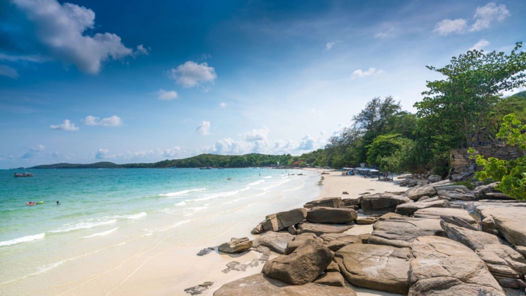 Тропический лес на военном пляже острова Самет.