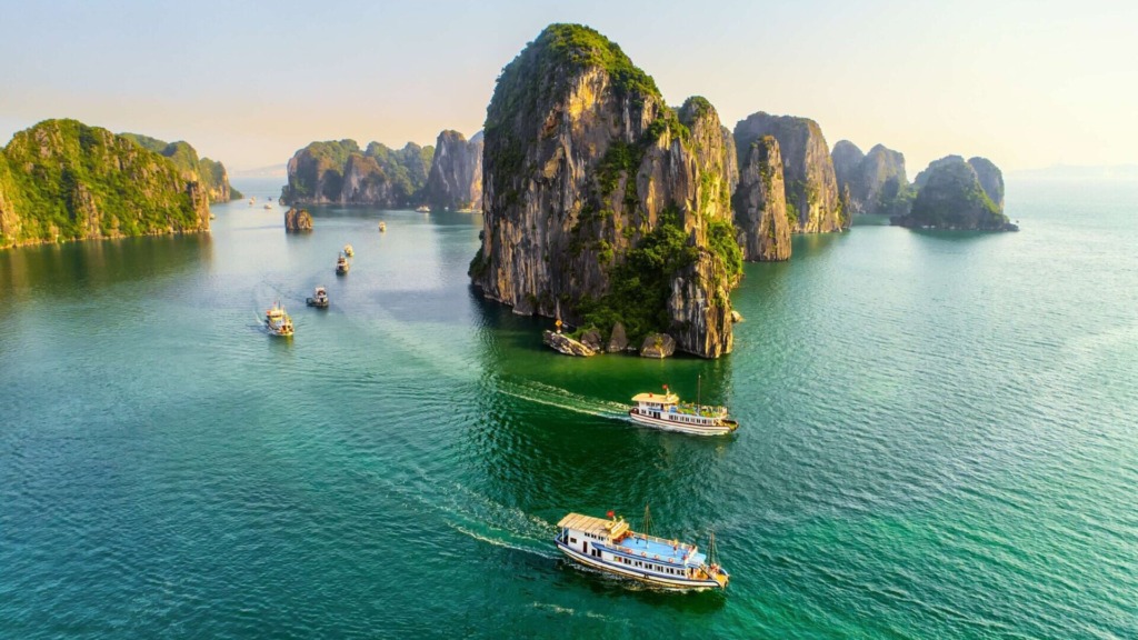 Бухта Халонг в провинции Куангнинь