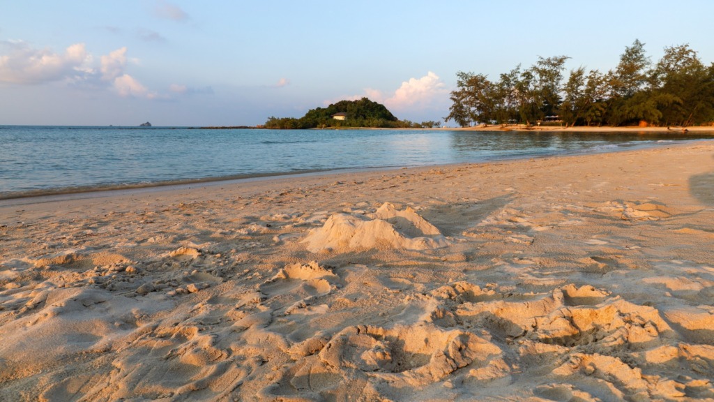 Мягкие пески на закате пляжа Чонг Мон, Самуи.